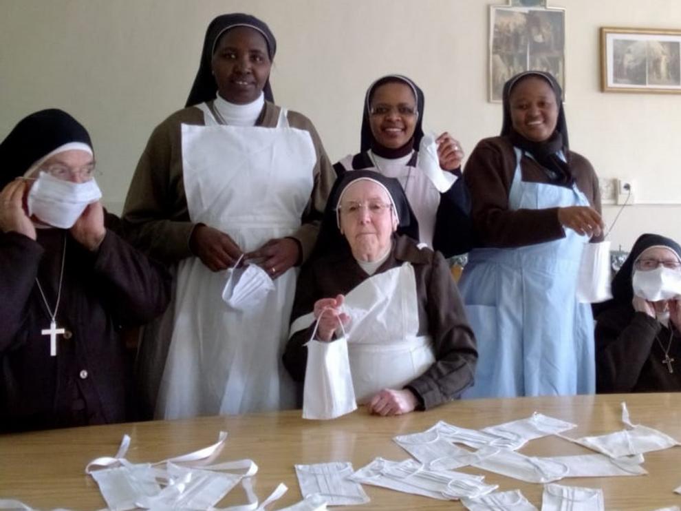 Las Madres Capuchinas de Barbastro confeccionan mascarillas para proteger contra el coronavirus