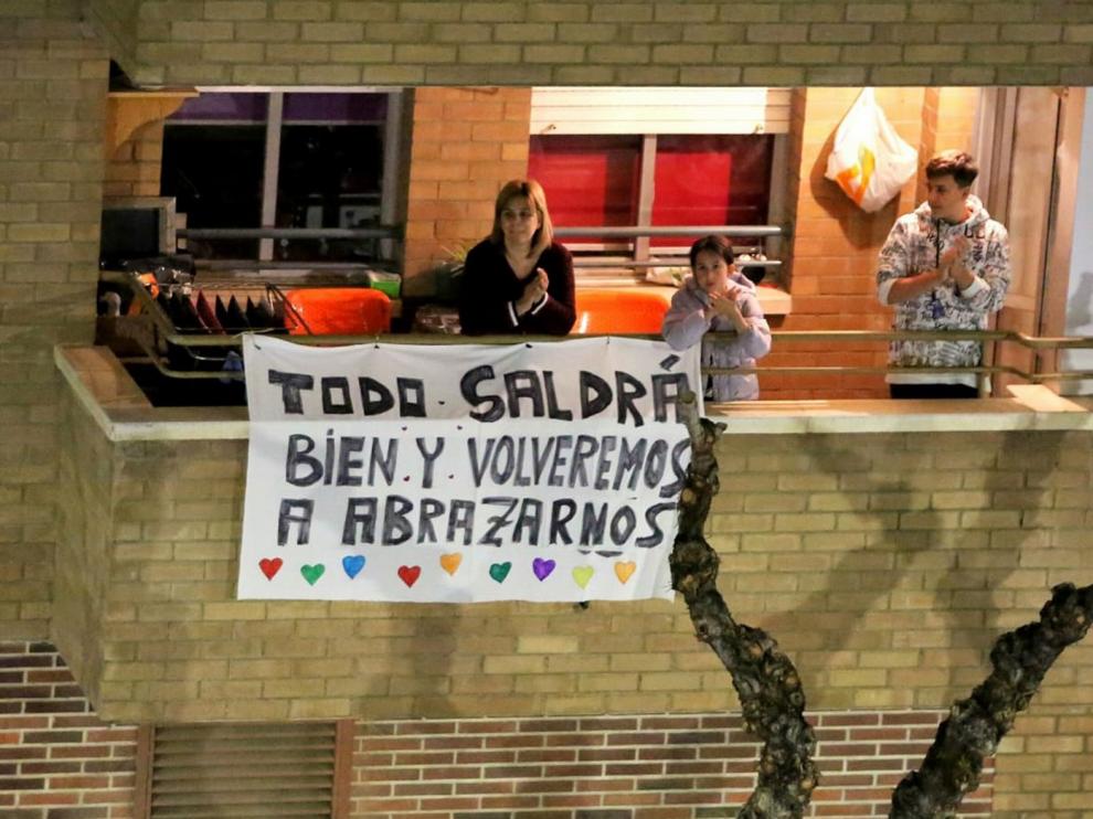 Los oscenses, un día más, aplauden la labor de los sanitarios y salen a bailar a los balcones