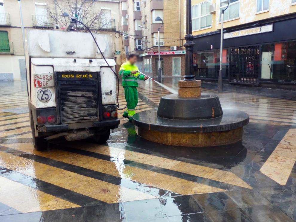 Los servicios de limpieza desinfectan las calles de Huesca por el coronavirus