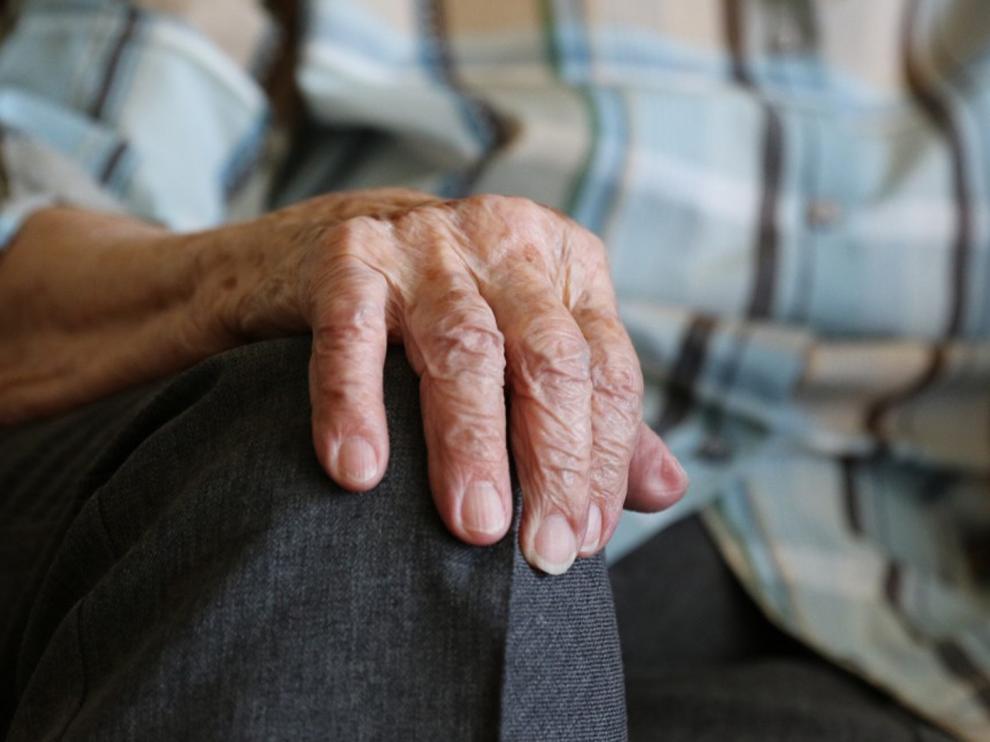 Se recomienda a los mayores tratar de mantener unas rutinas y estar en contacto permanente con sus familias