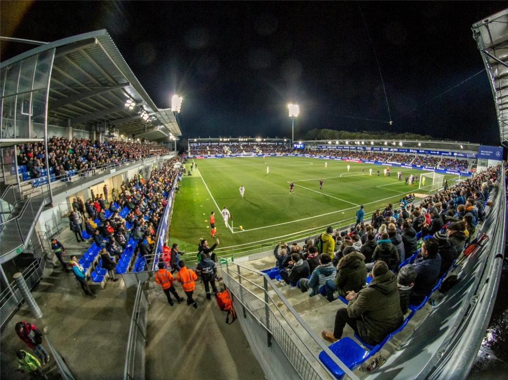 El Huesca anima a su afición a cantar el himno desde el balcón