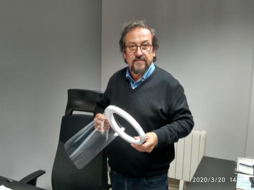 Julio Luzán ofrece altruistamente protecciones para profesionales de la salud y la asistencia social ante el coronavirus