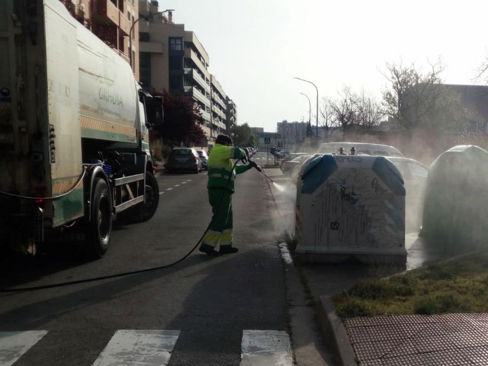 Los servicios de limpieza desinfectan las calles de Huesca por el coronavirus