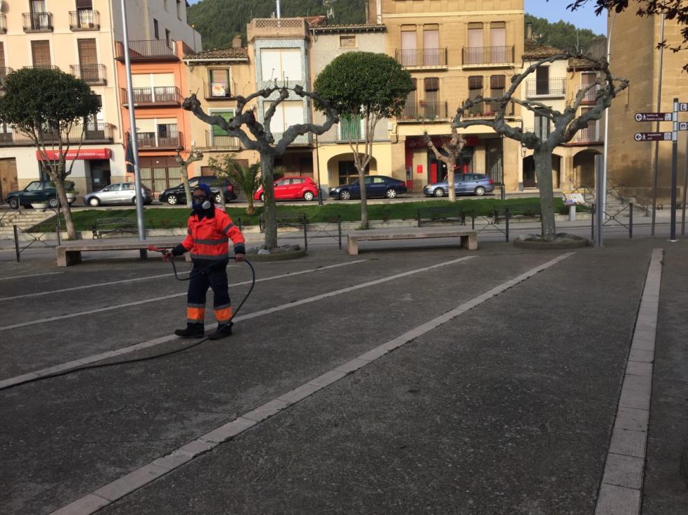 Ayerbe ya desinfecta calles y áreas comunes del municipio pore el coronavirus
