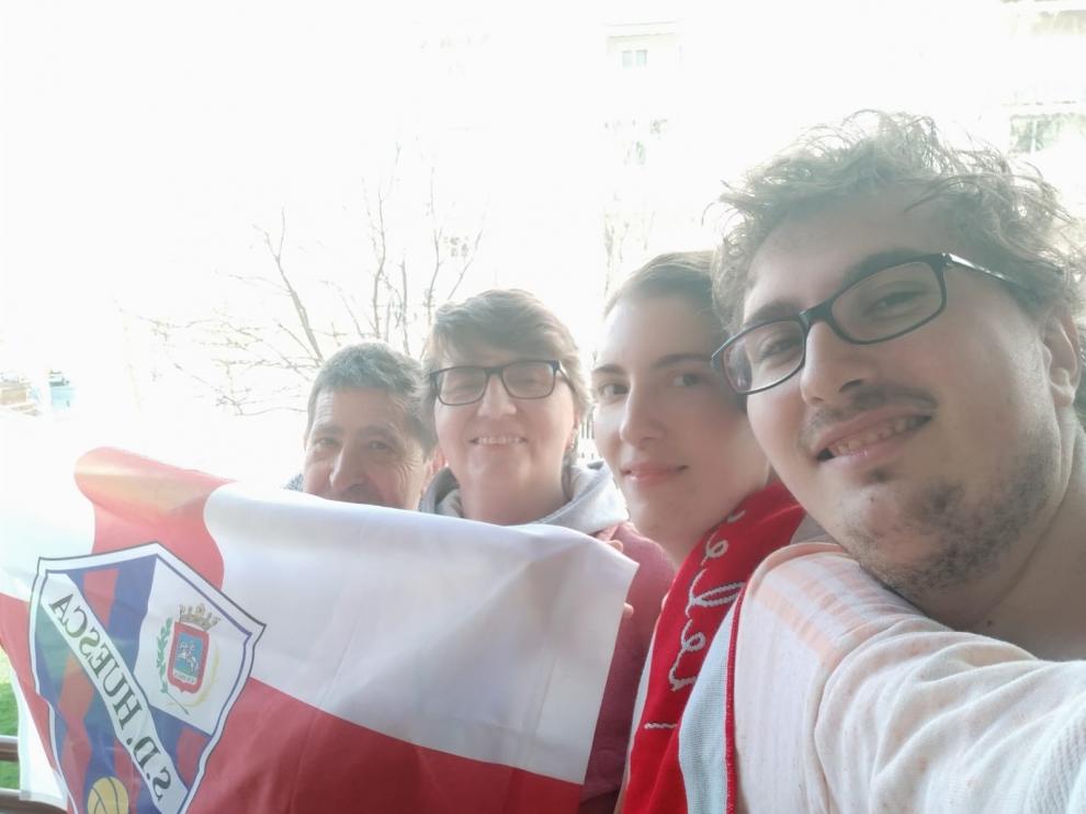 Aficionados azulgranas salen a los balcones a cantar el himno