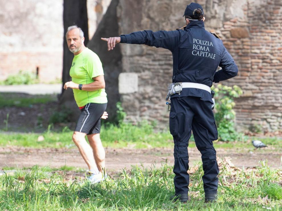 Italia registra su peor jornada de epidemia y endurece medidas