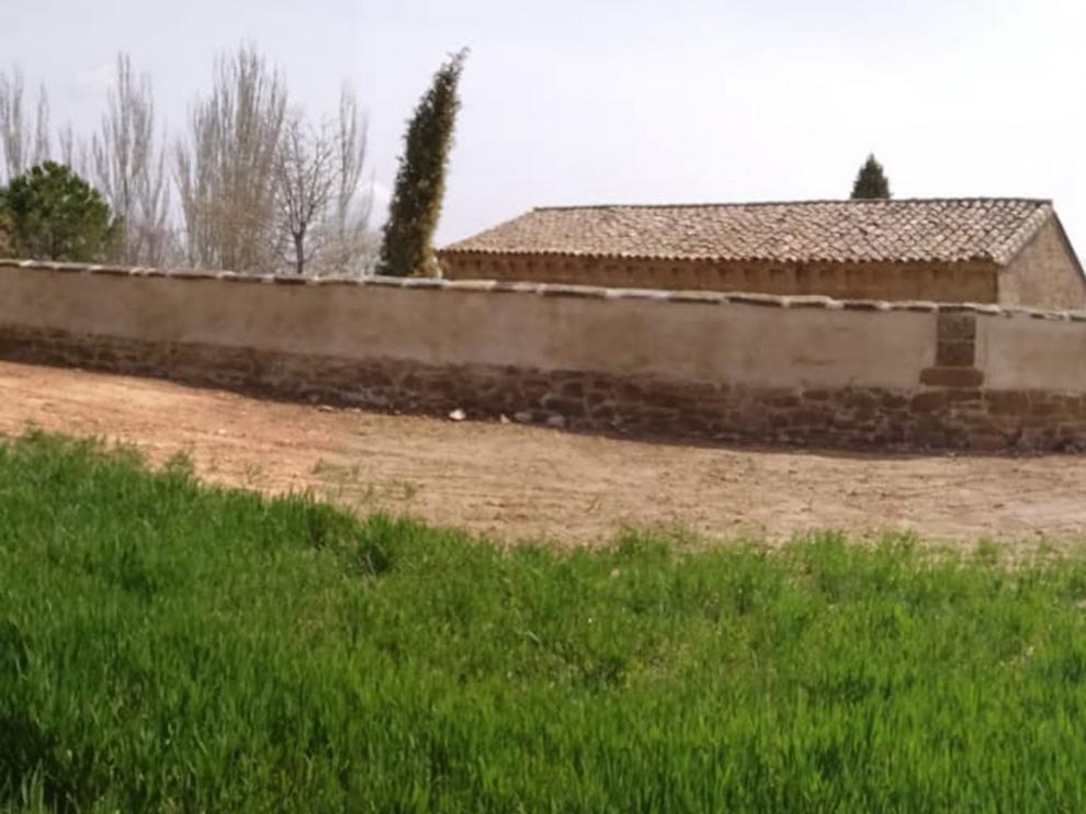 Concluye la rehabilitación del muro de la ermita de Barluenga