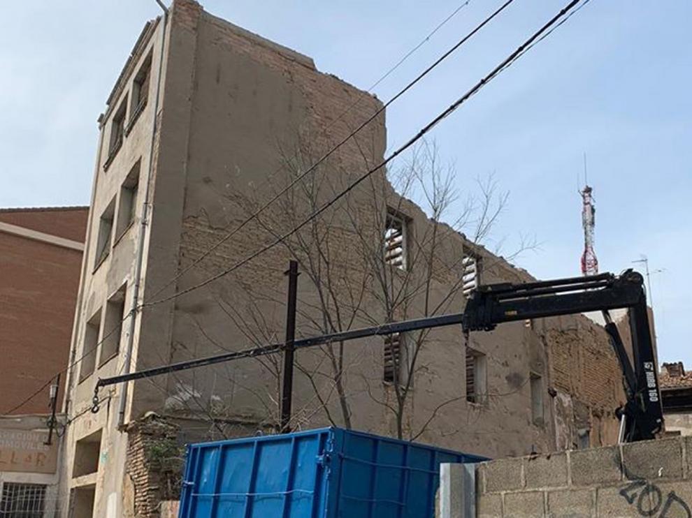 Comienza el derribo de un edificio situado en la Plaza de la Tallada de Barbastro