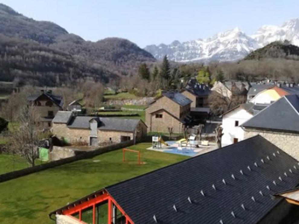 Los vecinos de Panticosa abren sus ventanas y muestran el paisaje que nos espera después del coronavirus
