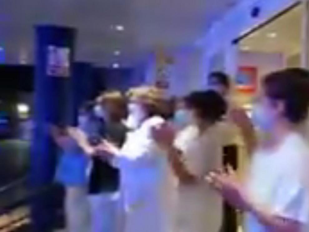 Los aplausos al personal sanitario llegan a la puerta del Hospital San Jorge