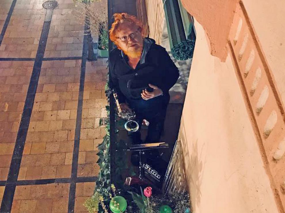 "Perversiones de la música popular del siglo XX", desde el balcón y al saxofón por Justo Bagüeste en Huesca