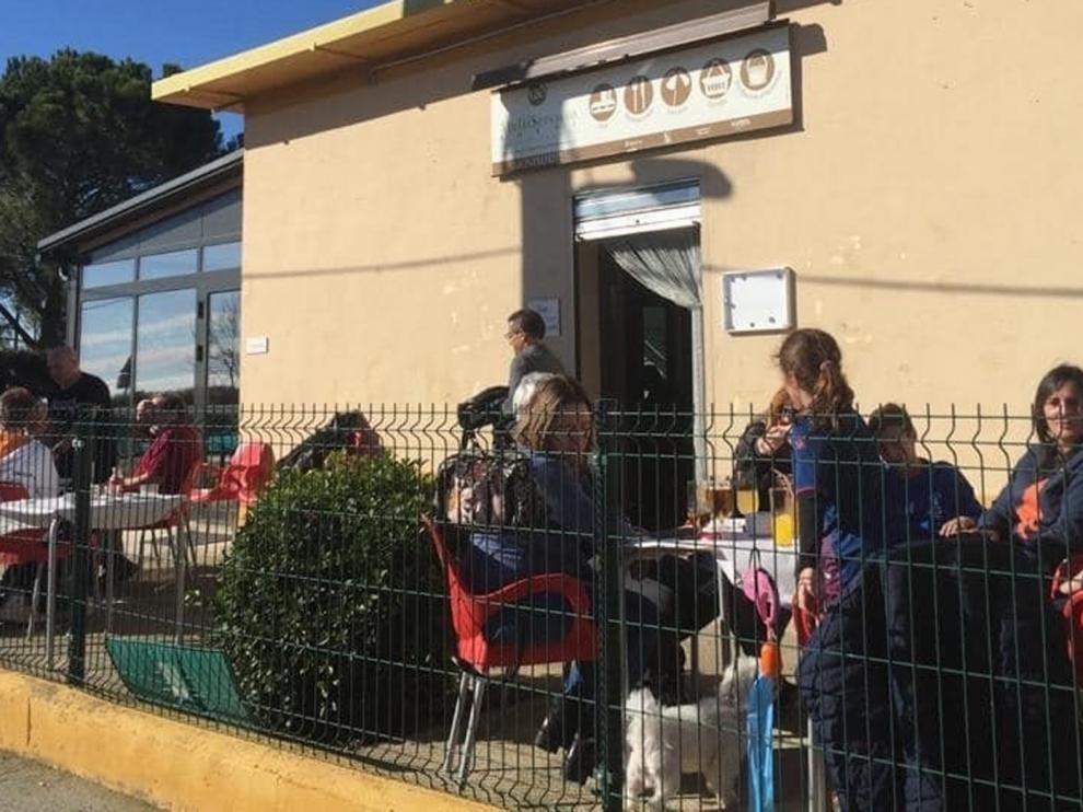 Monflorite ayuda al bar para que no cierre tras el parón