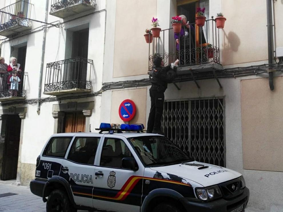 Agentes de la Policía Nacional de Jaca tienen un bonito detalle con una vecina que les aplaudió