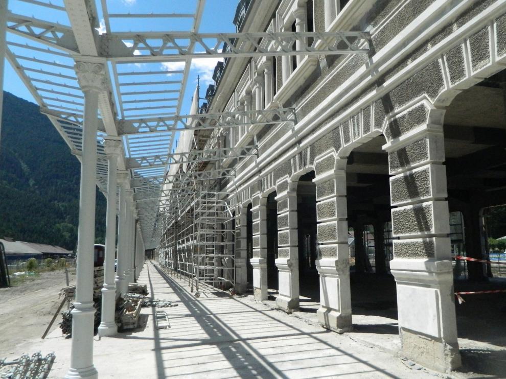 Ábalos visita las obras ferroviarias y de restauración de la Estación Internacional de Canfranc