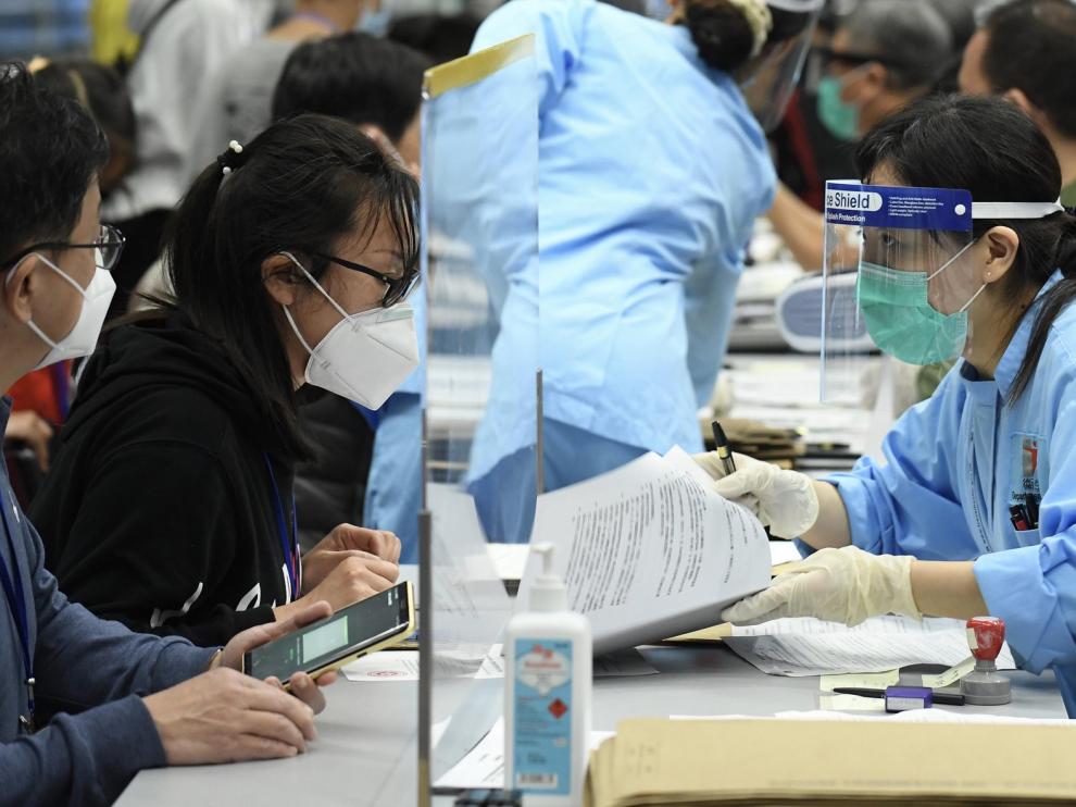 China prohíbe de forma temporal la entrada de extranjeros al país con el objetivo de frenar los llamados casos "importados" de coronavirus