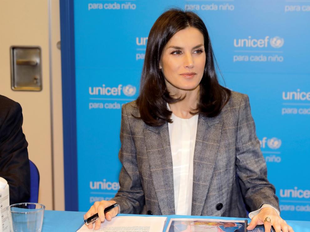 La reina se interesa por el impacto de la crisis en los menores de edad
