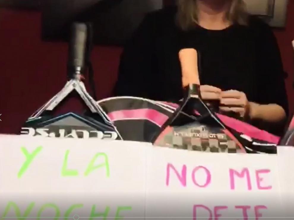 Los vecinos de Biescas se suman a la lucha contra el coronavirus al ritmo de "resistiré"