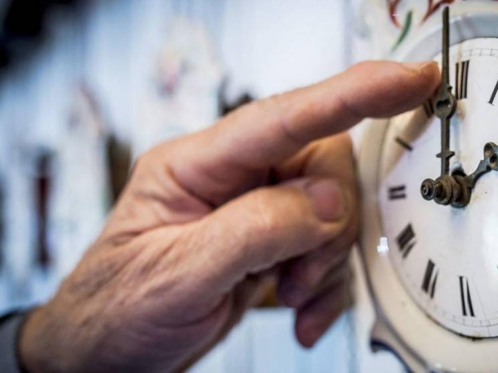Europa adelanta los relojes una hora este domingo