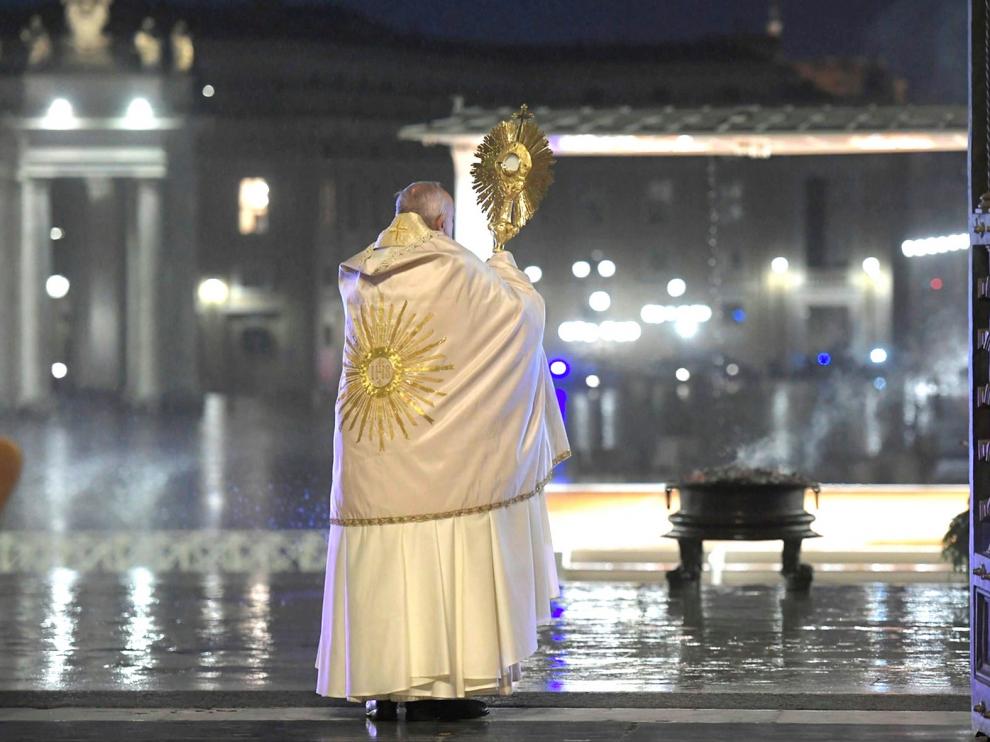 El papa bendice al mundo en soledad por el coronavirus