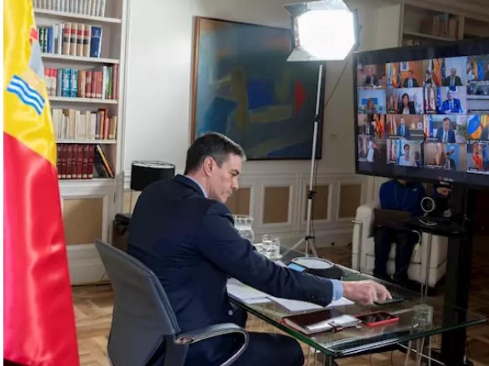 Sánchez admite a los presidentes de las CCAA el retraso en el material y da por perdidos los eurobonos