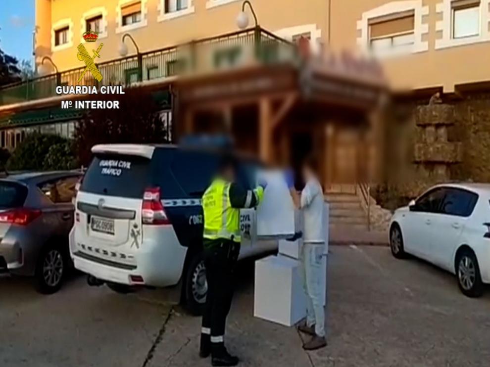 La Guardia Civil de Huesca colabora en un traslado urgente de material de protección contra el coronavirus