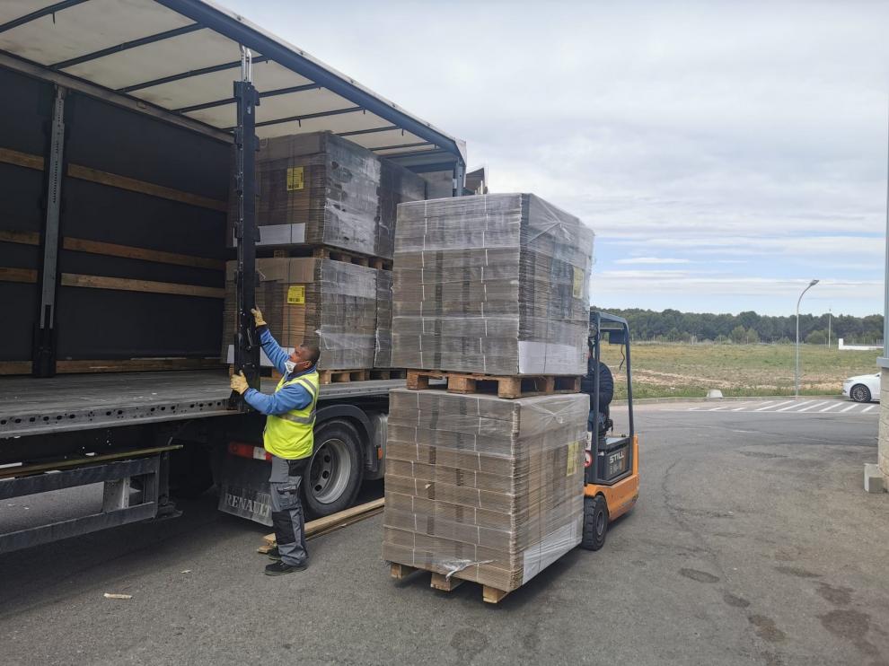 Cajas para 470.000 pantallas de protección llegan este lunes hasta Tecmolde