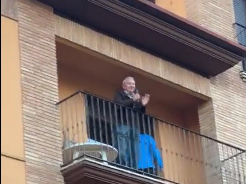 Vecinos de Barbastro salen a los balconces para felicitar a Ricardo Peirón por su 78 cumpleaños