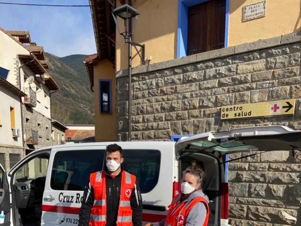 Cruz Roja asiste con la compra a vecinos del Alto Gállego con problemas para salir ante la situación de emergencia sanitaria por el coronavirus