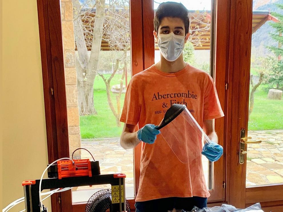 Un estudiante de Campo fabrica máscaras en 3D de protección ante el coronavirus