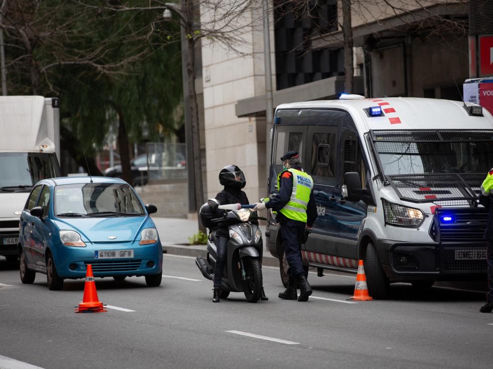 Más de 8.000 denuncias de Mossos y policía local por saltarse el confinamiento en Cataluña en un día