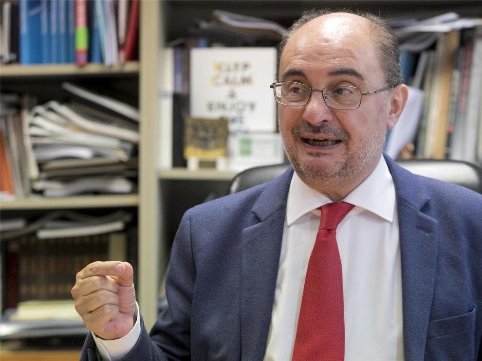 Lambán sugiere a los jueces "que se pongan a hacer ellos mismos mascarillas"