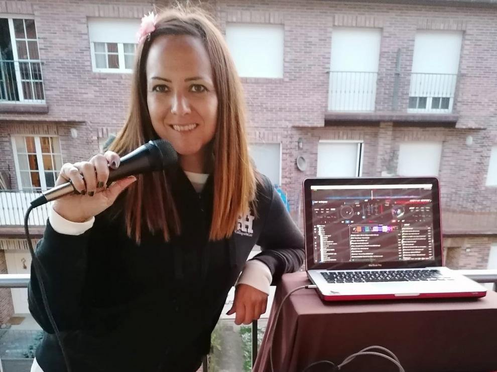 Amaya Elizalde: "Pongo música muy animada para que los vecinos bailen y disfruten"