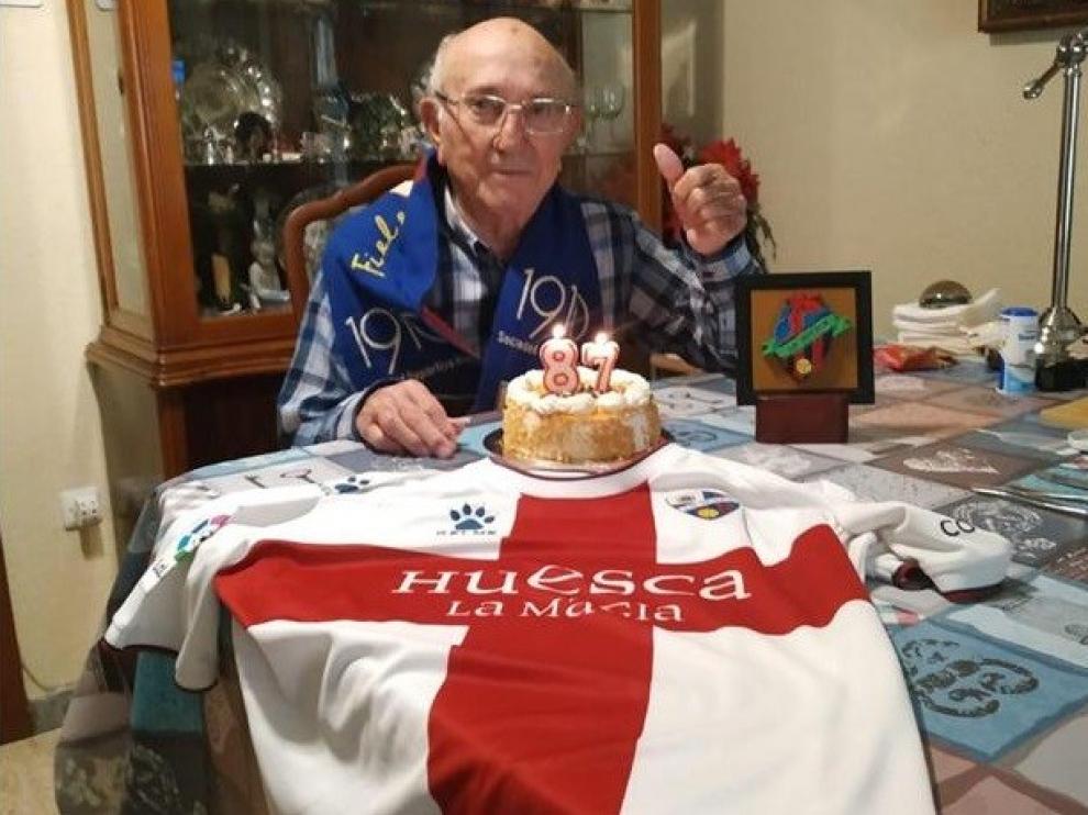 El socio número 1 del Huesca, Paco Solano, celebra su 87 cumpleaños