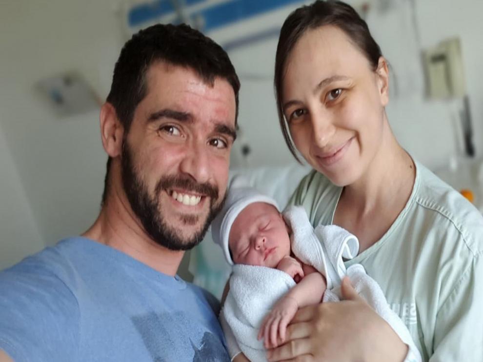 Lavinia Popescu da a luz a su hijo Saúl en casa de sus padres en Sariñena