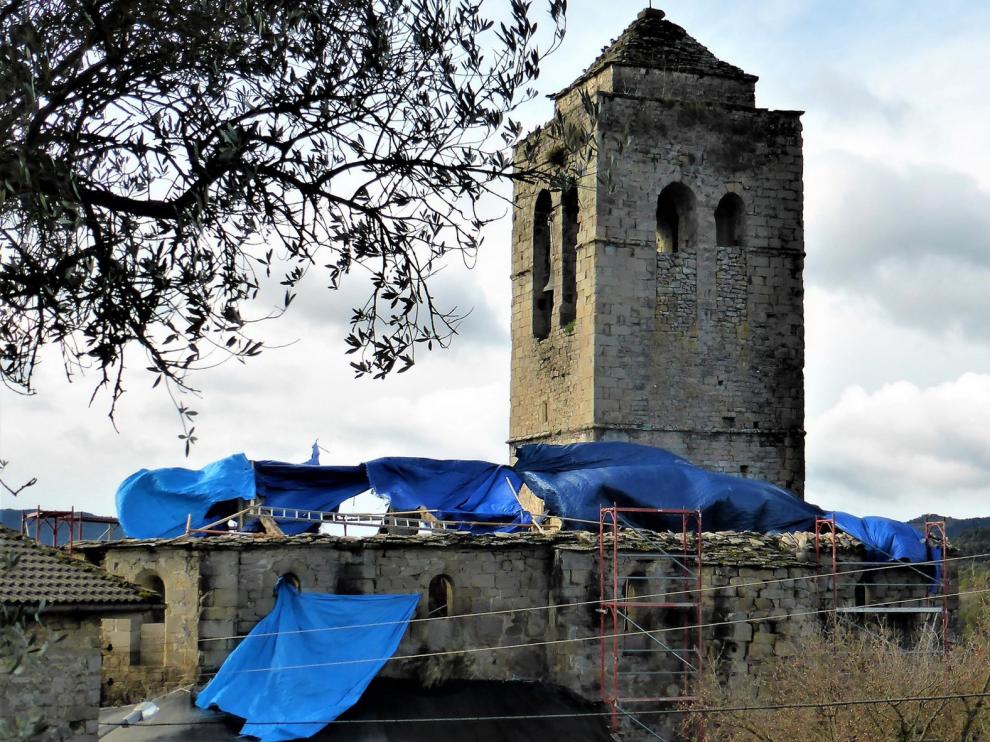El parón pilla la iglesia de Castejón de Sobrarbe sin cubierta