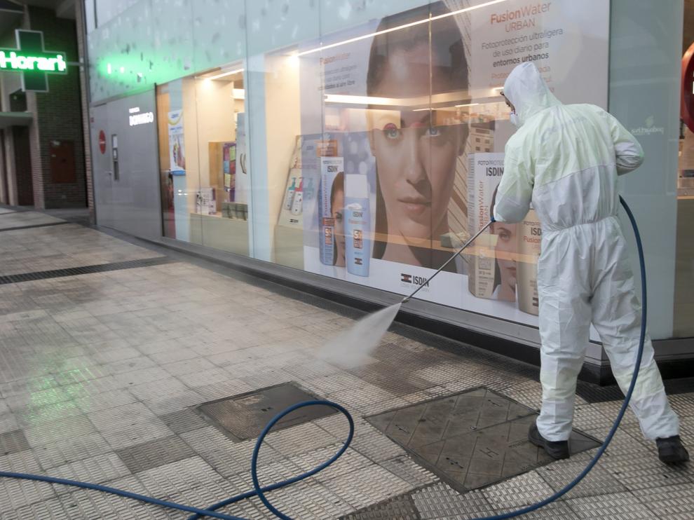Los médicos de Salud Pública ven esencial fumigar las calles para frenar el contagio del coronavirus