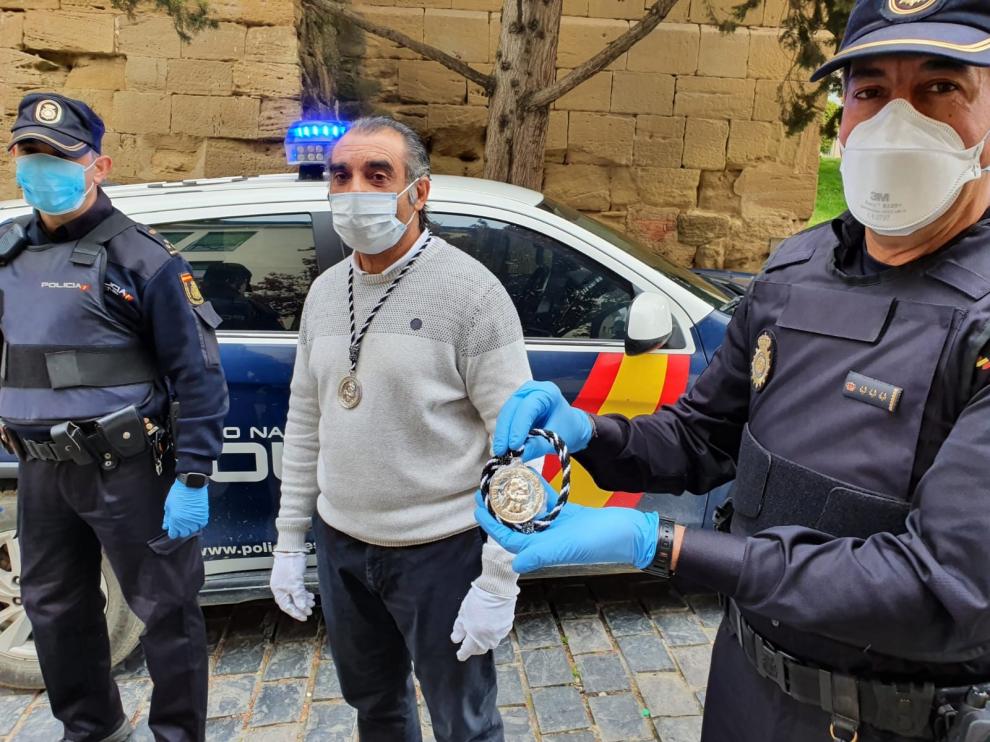 La hermandad del Santo Cristo de los Gitanos entrega su medalla a los servicios de emergencias