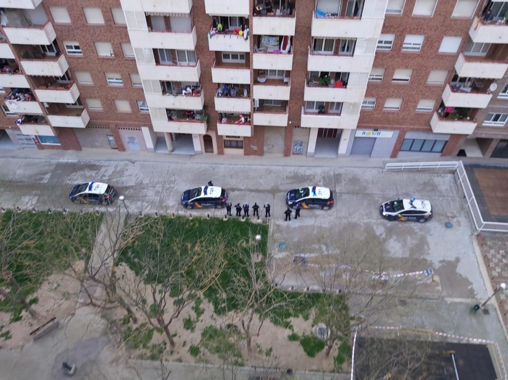 Fina celebra su cumpleaños con el calor de sus vecinos y de la Policía Nacional