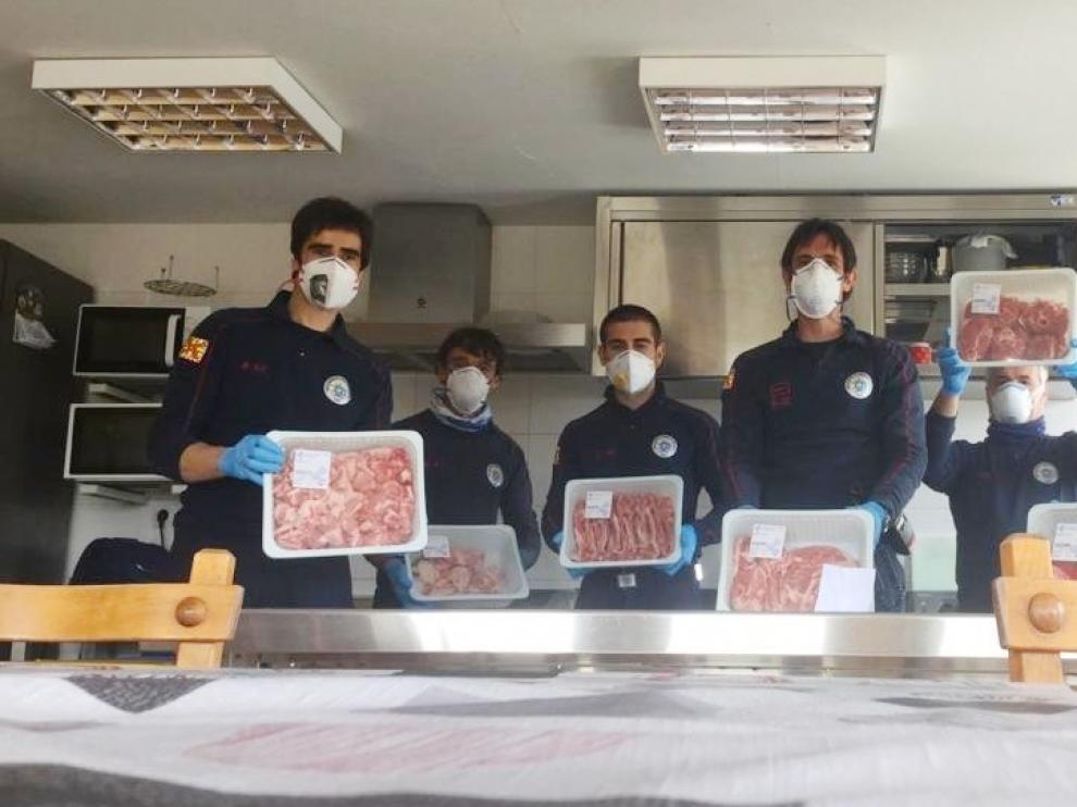 Los Bomberos de Huesca agradecen la donación de alimentos de la Asociación Nacional de Ganaderos