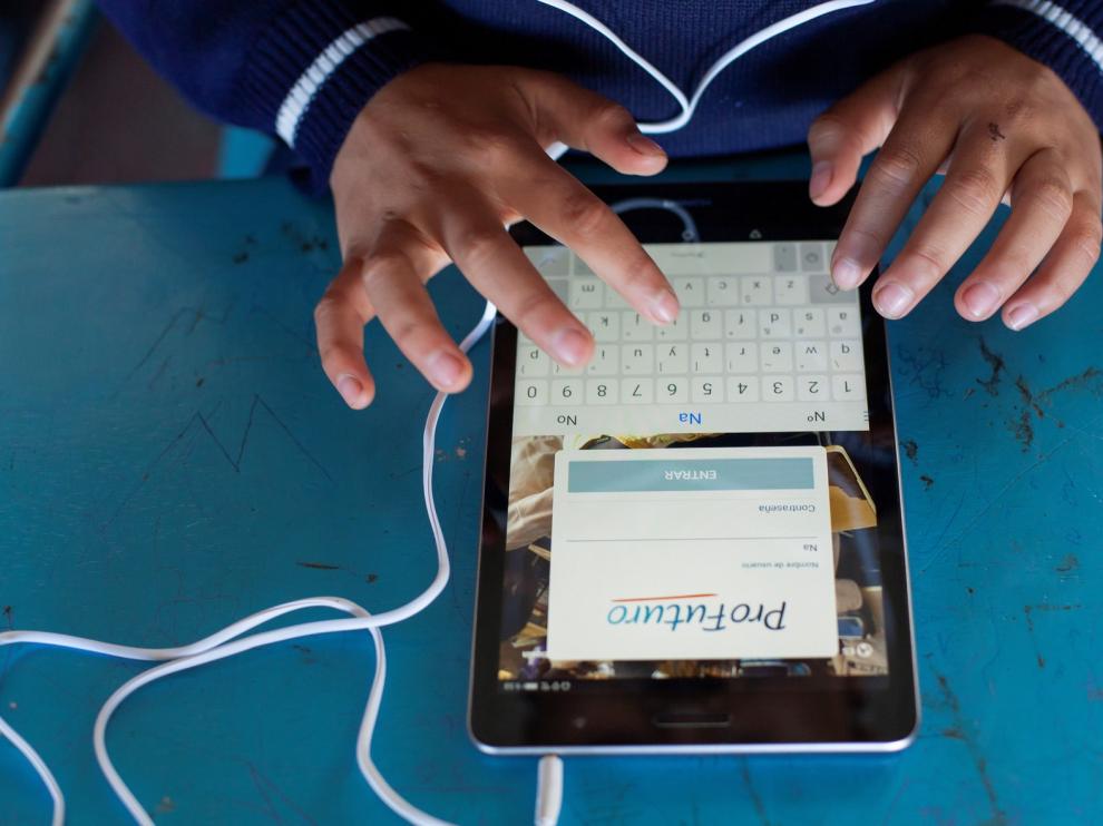 ProFuturo dona 150 tablets para facilitar el aprendizaje en casa y la comunicación con familiares desde hospitales y residencias de Aragón