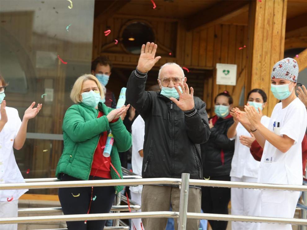 La Abubilla da su primera alta a un afectado por coronavirus entre lágrimas de alegría y aplausos