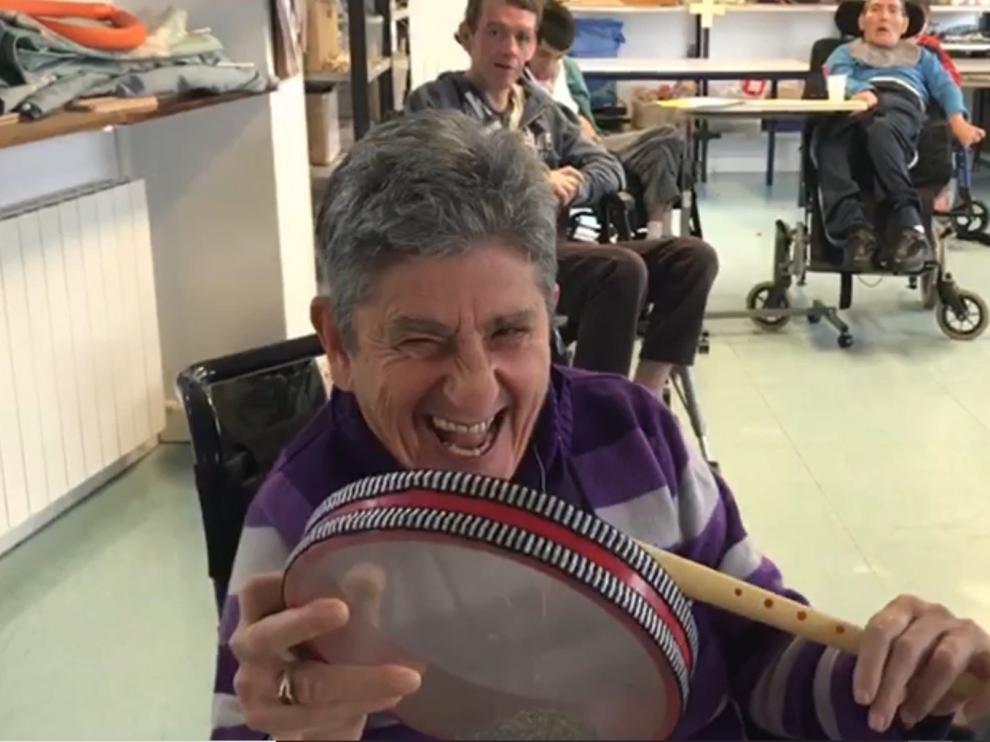 CAPÍTULO 12 Los súper héroes de Aspace Huesca desarrollan sus virtudes artísticas en la Ciudad de la Luz