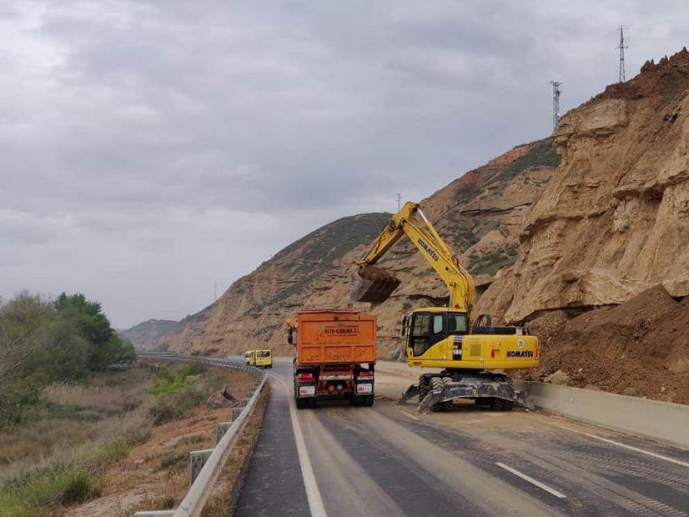 Un desprendimiento corta la carretera A-1234 a la salida de Fraga durante más de diez horas
