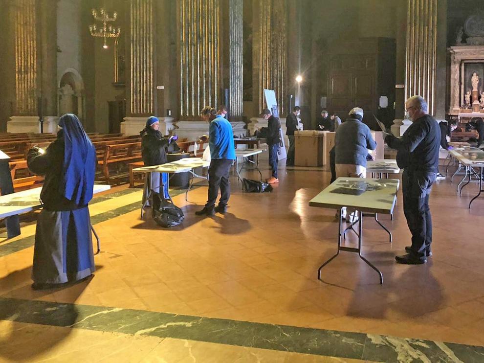 La Catedral de Vic se convierte en un "taller" de montaje de las 4.000 máscaras de Julio Luzán