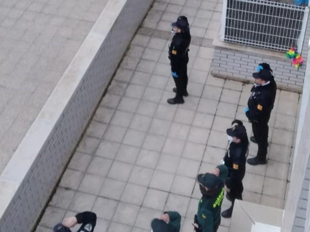 Guardia Civil y Policía Local dan las gracias en Barbastro