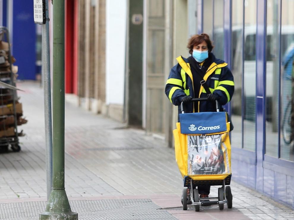 CCOO y UGT acusan a Correos de hacer contratos fuera del marco legal durante la crisis sanitaria causada por el coronavirus