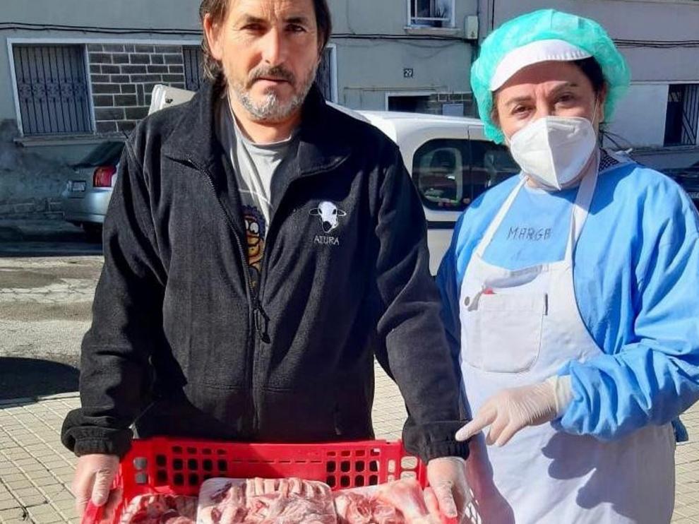 Criadores donan dos corderos a las residencias de Biescas y Sabiñánigo