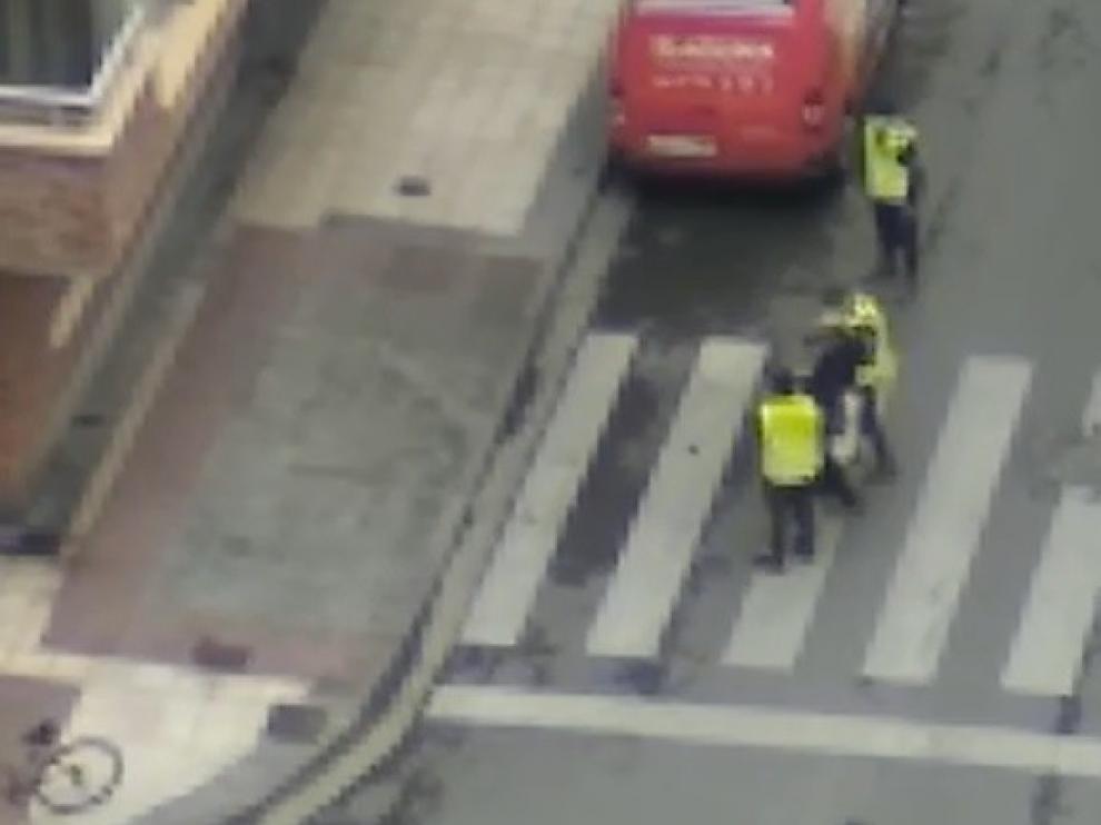 Militares ayudan a un anciano que pesentaba dificultades en una calle de Huesca