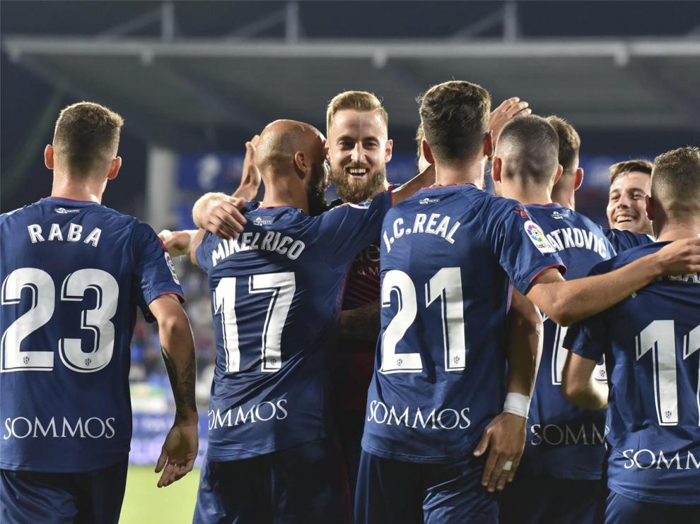 El Huesca rubrica el acuerdo con la plantilla para evitar el ERTE