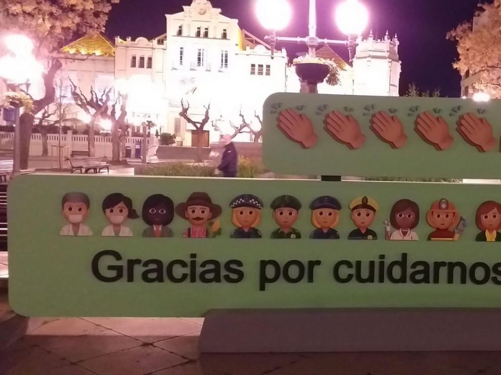 Dos wasaps gigantes rinden en Huesca homenaje a los "héroes" de la pandemia de coronavirus: "Gracias por cuidarnos"